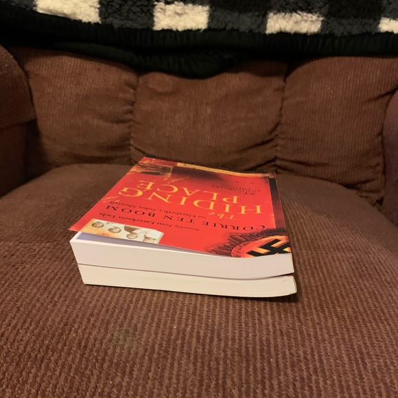 Bundle of 2 books: The Hiding Place and Five Chimneys - Picture 5 of 9